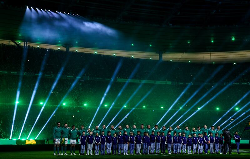 L'Irlande défend l'hymne national avant le match des Six Nations à Paris. Photographie : Ben Brady