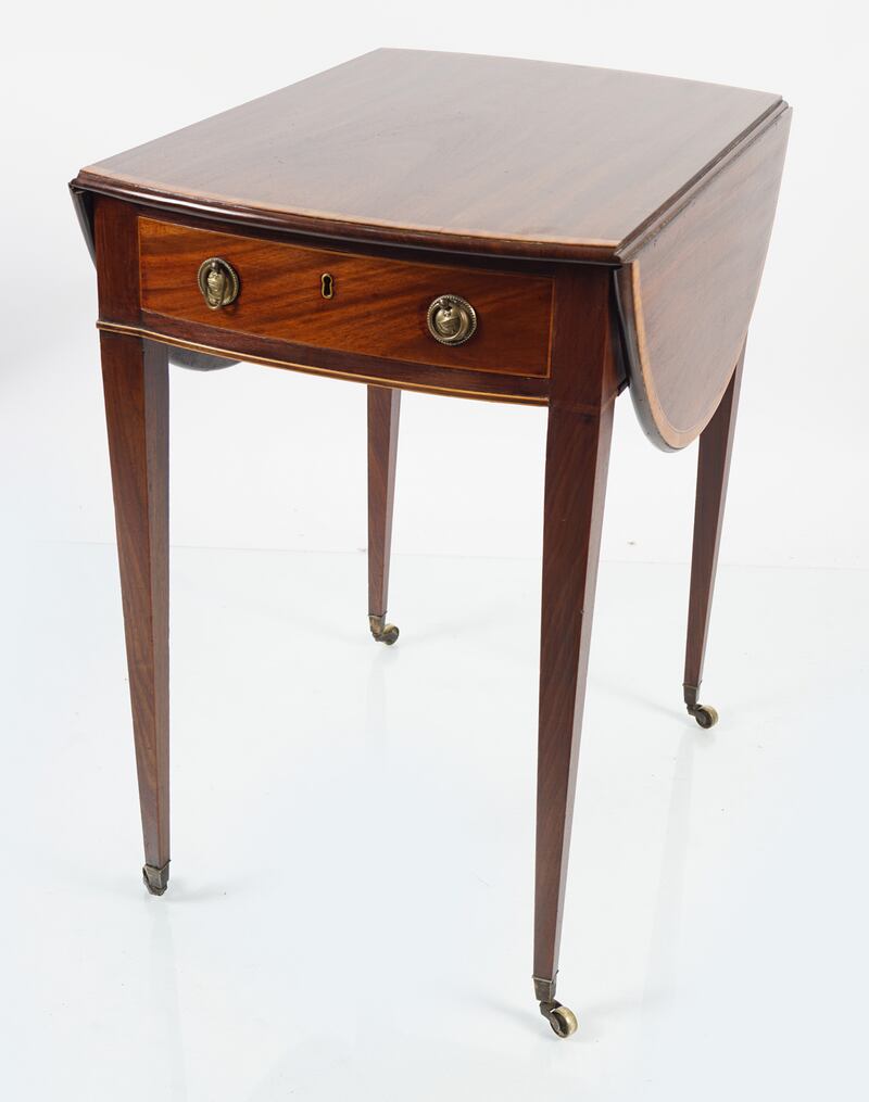 George III cross-banded mahogany Pembroke table, €800-€1,200