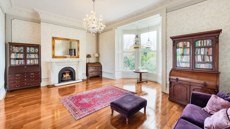Reception room.