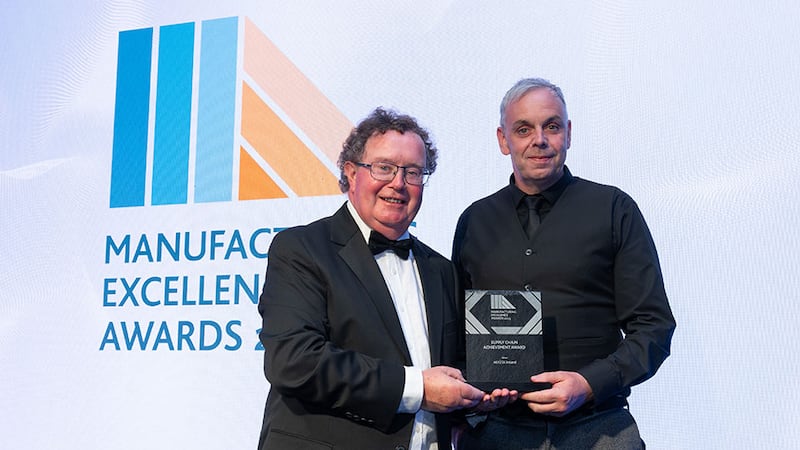 Prof Ger Kelly, committee member at Irish Manufacturing Council, presents the supply chain achievement award to Paul Murray, ARYZTA Ireland