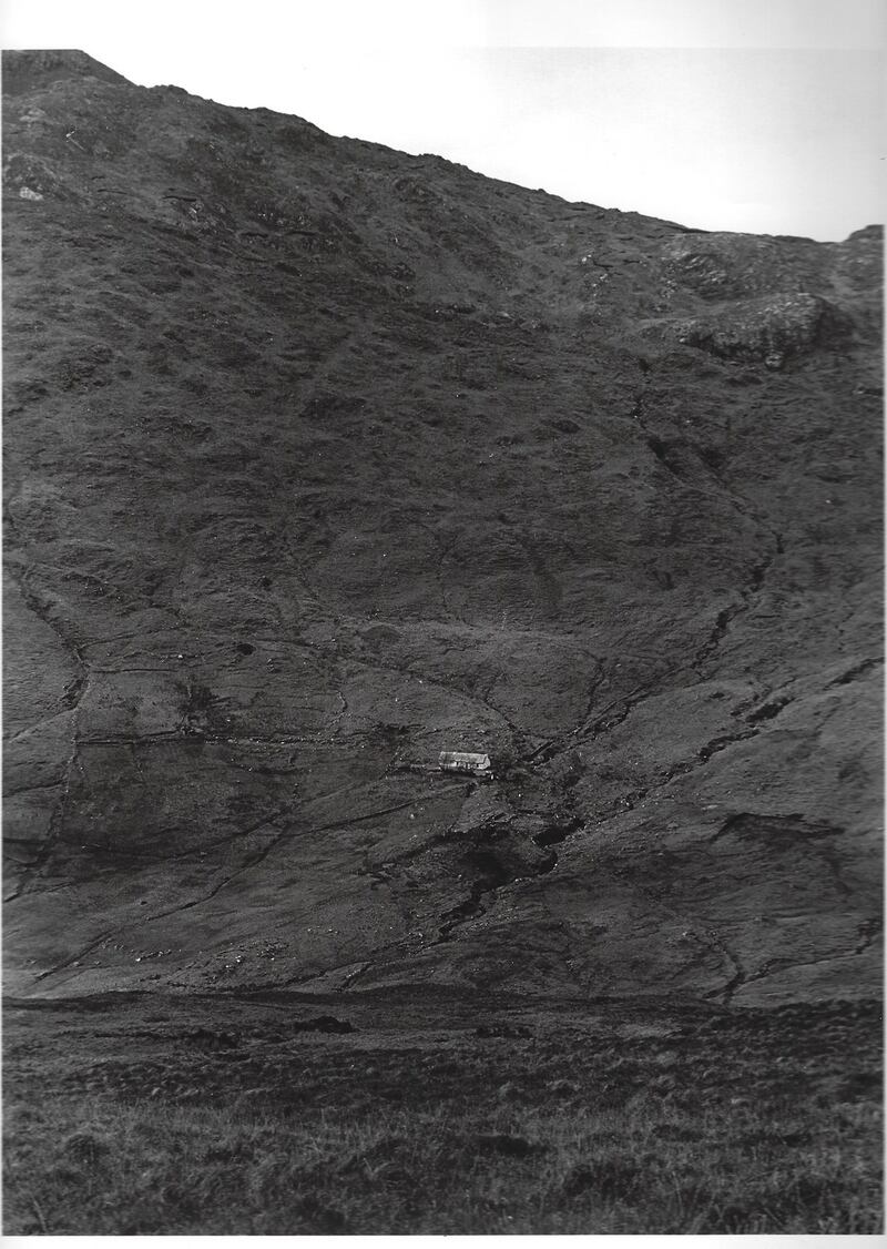 Bachelor’s Cottage in the Blue Stacks / Teach an tSléibhe, na Cruacha Gorma – Jimmy Burke’s mountain home. © Rachel Giese 1987. The Donegal Pictures.
