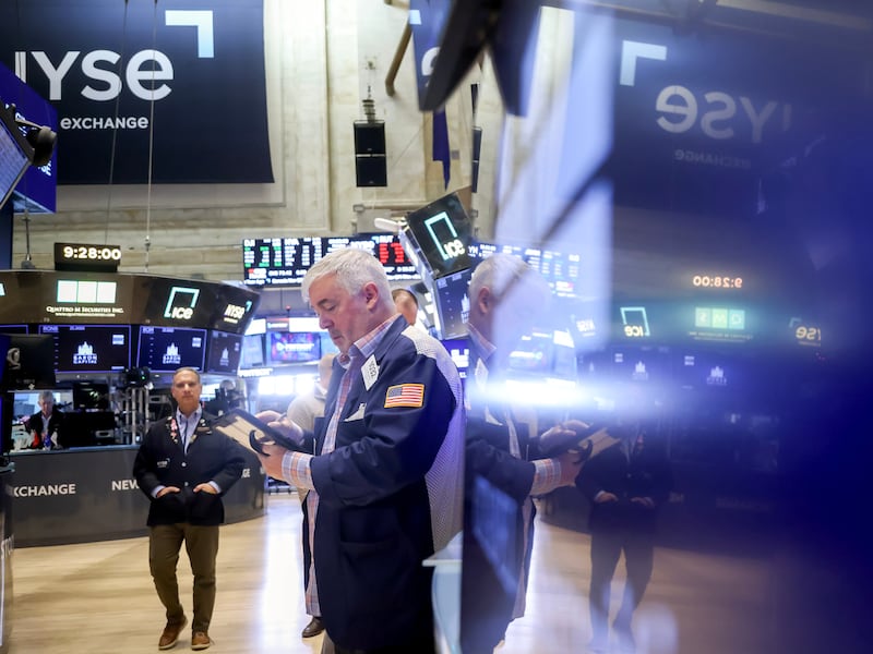 European shares end higher, with banks leading gains