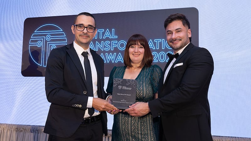 Pierangelo Rosati, awards judge, presents the best use of AI award to Jessica Minghinelli and Mayron Rosa, Salesforce