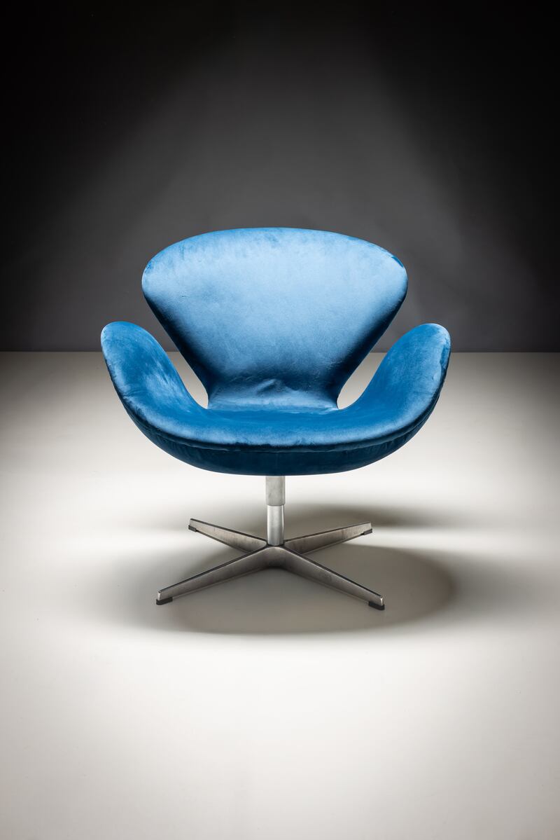 The Swan chair (€800-€1,200) by Arne Jacobsen