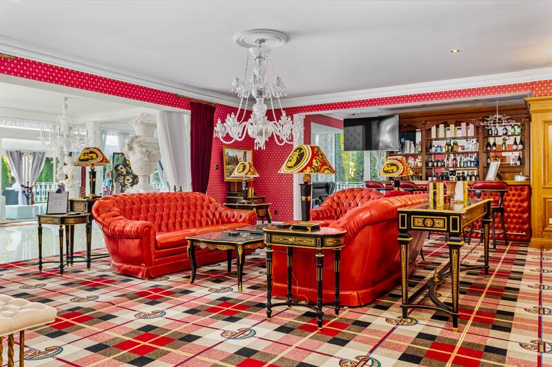 Livingroom with custom-made bar