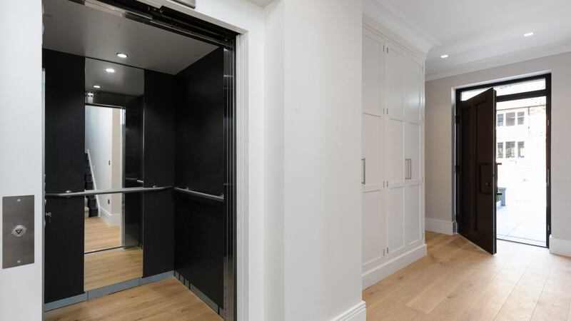 Entrance hall with lift