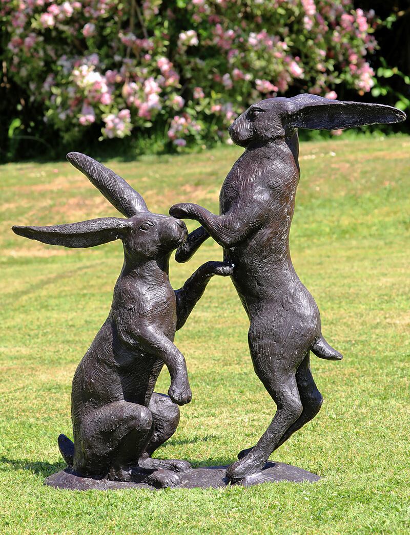 Two bronze hares (€1,500-€2,500) 