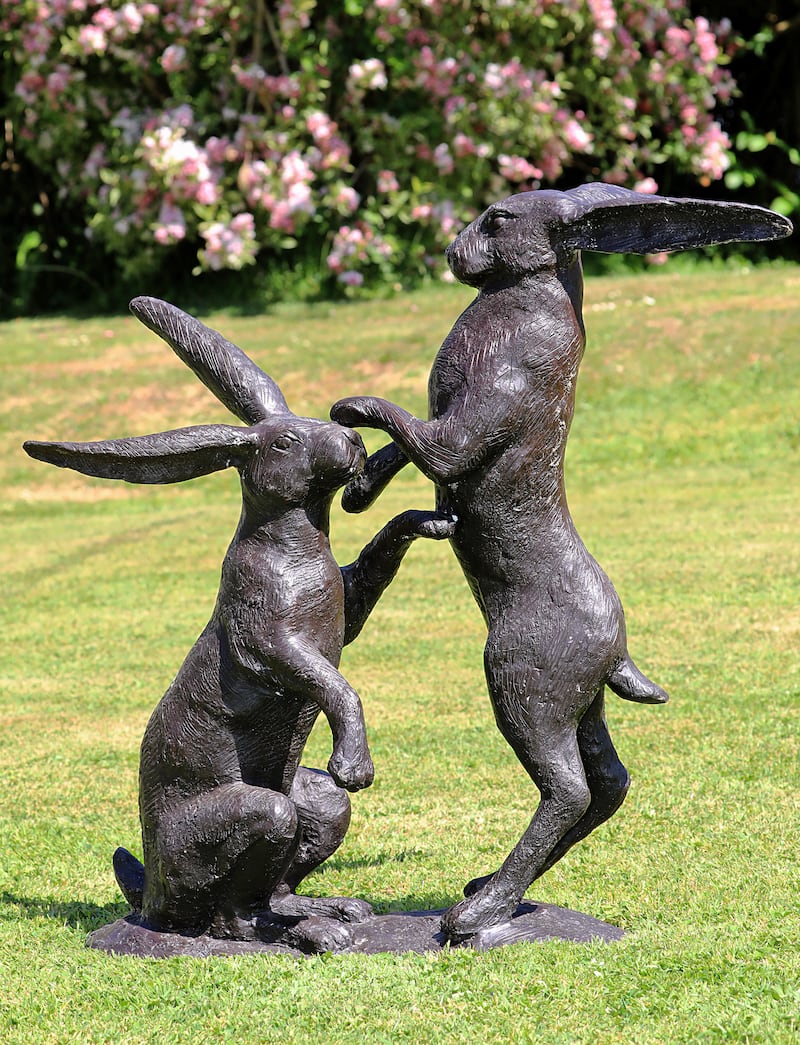 Two bronze hares (€1,500-€2,500)