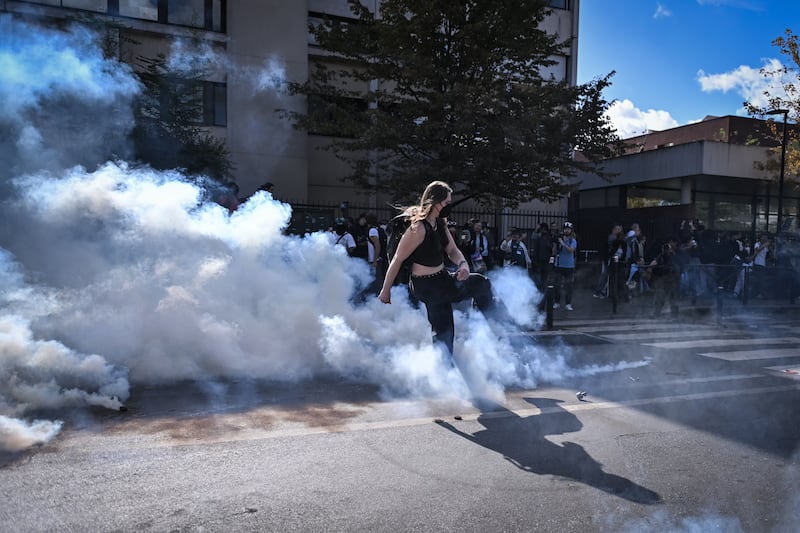 Agóid mic léinn in Saint-Denis, tuaisceart Pháras, Déardaoin seo caite. Grianghraf: Firas Abdullah/EPA