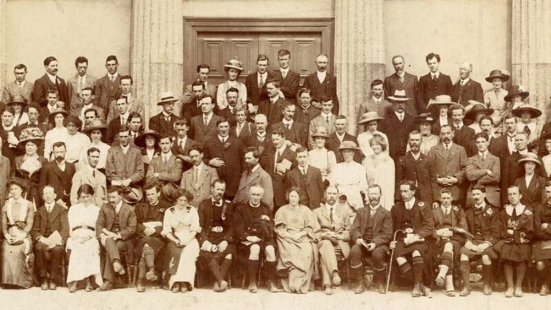 Ada English, attending a Gaelic League national convention in Galway, 1913,  in the second row from the front, without a hat, beside Máire Ní Chinnéide (with hat) and behind Eoin McNeill (seated in the front row, holding a book). Douglas Hyde is seated to Eoin McNeill’s right. Source: Courtesy of the Curran family.