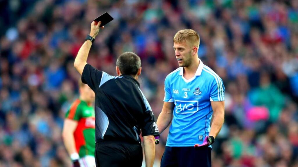 Referee Maurice Deegan black cards Jonny Cooper. Photo: James Crombie/Inpho