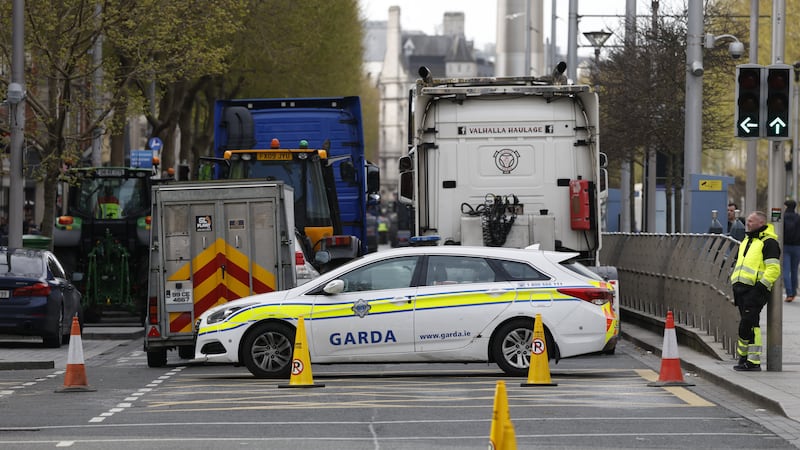 Fuel protests: Gardaí advise protesters to ‘immediately cease’; latest on traffic disruption in Dublin and countrywide