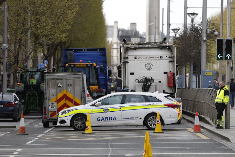 Fuel protests: Gardaí advise protesters to ‘immediately cease’; latest on traffic disruption in Dublin and countrywide