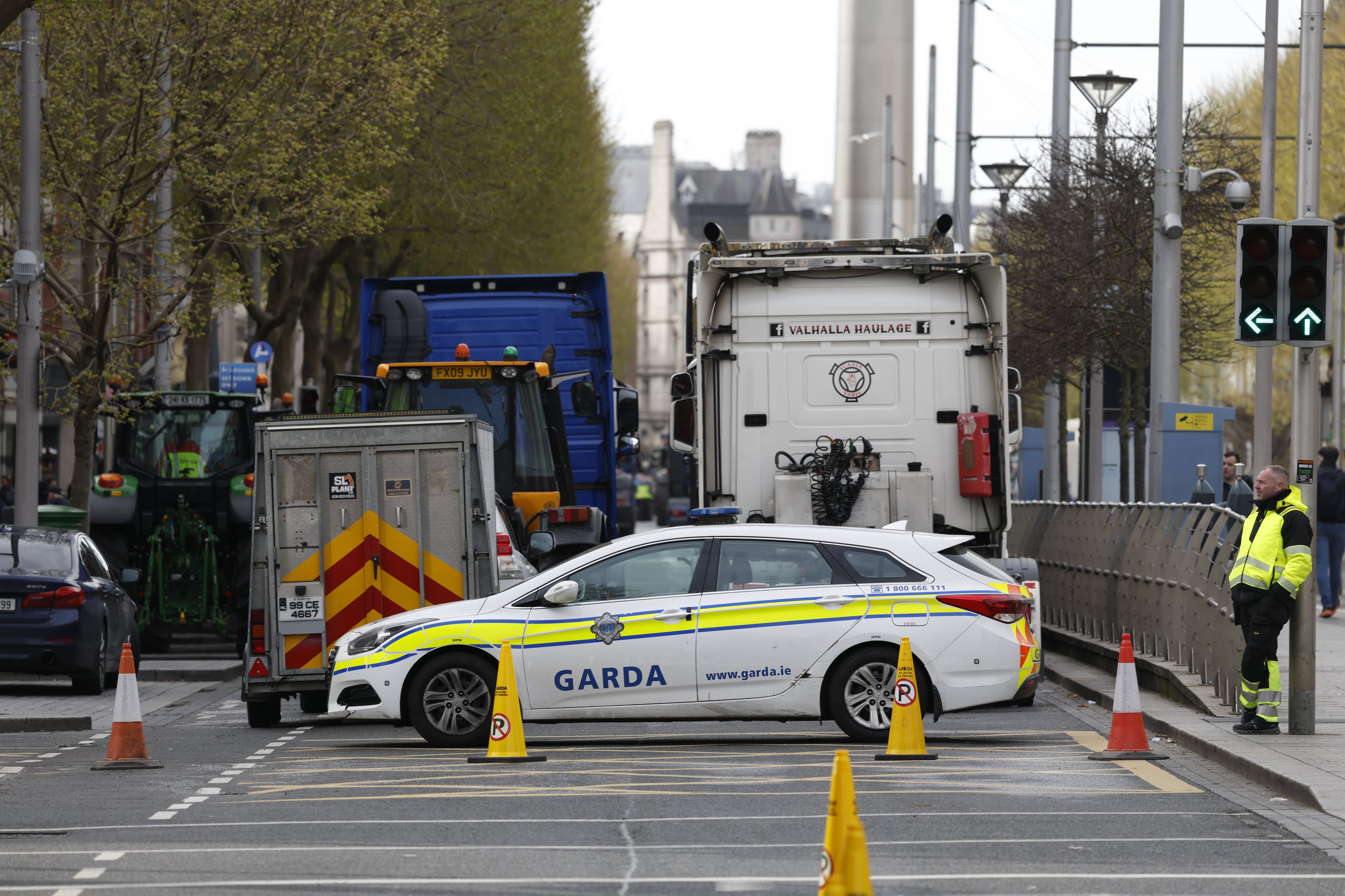 Fuel protests: Gardaí advise protesters to ‘immediately cease’; latest on traffic disruption in Dublin and countrywide