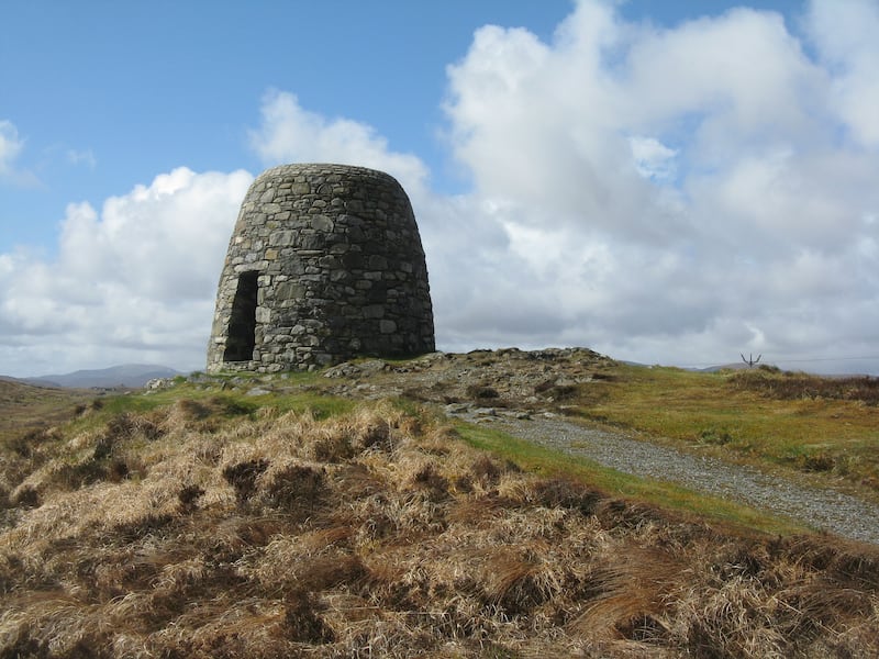Leacht cuimhneacháin ag Baile Ailein, Leòdhas (grianghraf - M J Richardson, Wikimedia Commons)
