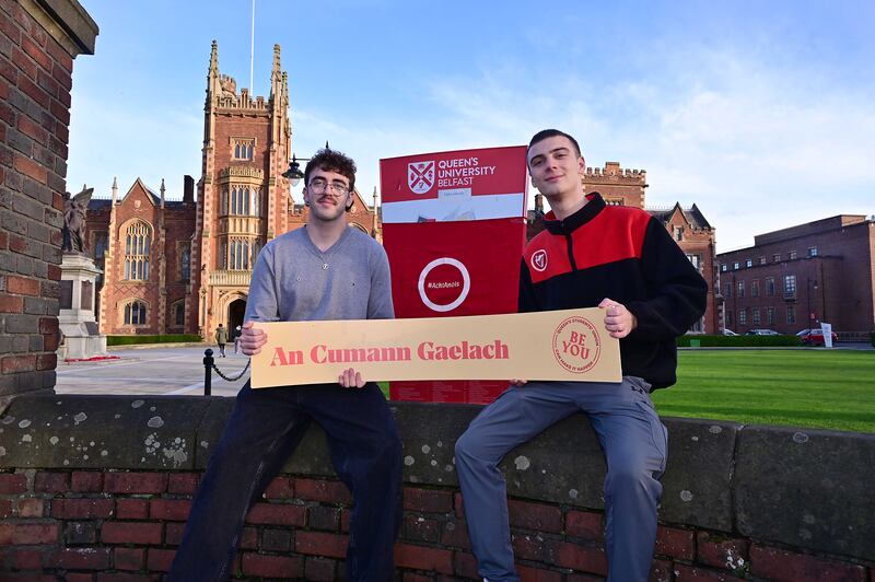 Eoghan Ó Conghaile agus Maithín Ó hÁgáin, Uachtarán an Chumainn Ghaelaigh in Ollscoil na Banríona.  Grianghraf: Arthur Allison/Pacemaker Press.
