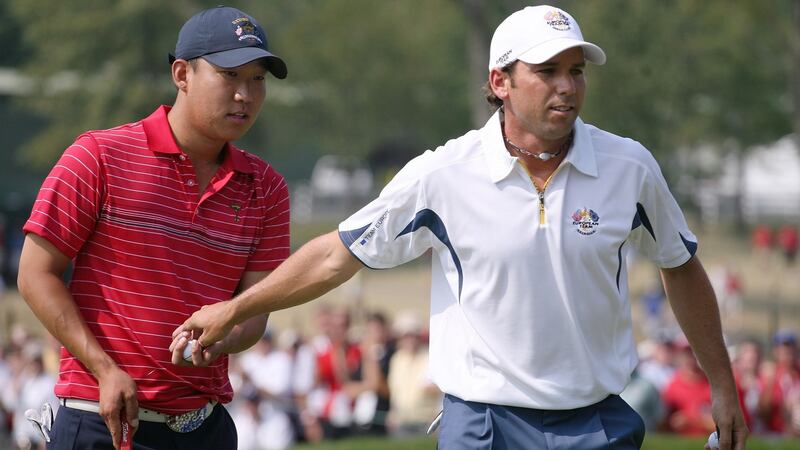 Garcia hands Kim his ball after  conceding a putt on the first green of their singles match. Photo: Andy Lyons/Getty Images