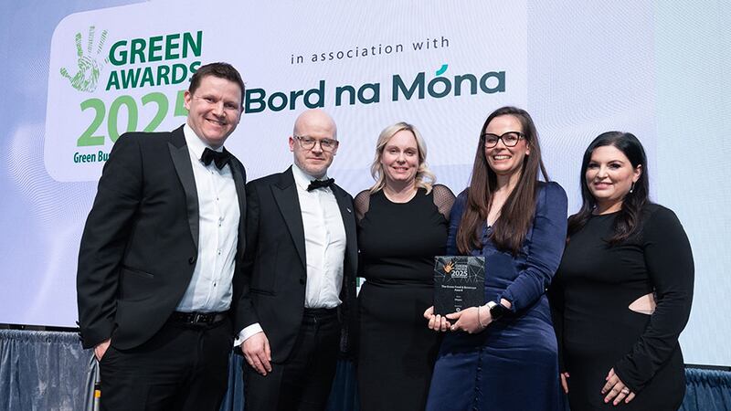 Louise Carrick, head of marketing & CX, presents the green food & beverage award to the Diageo
team