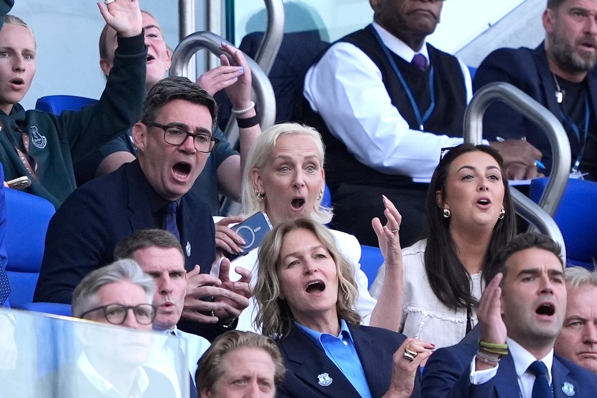 Premier League round-up: Andy Burnham watches on as Everton get off to winning start