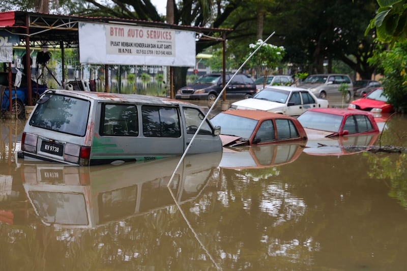 At least 500 killed in southeast Asia floods and landslides