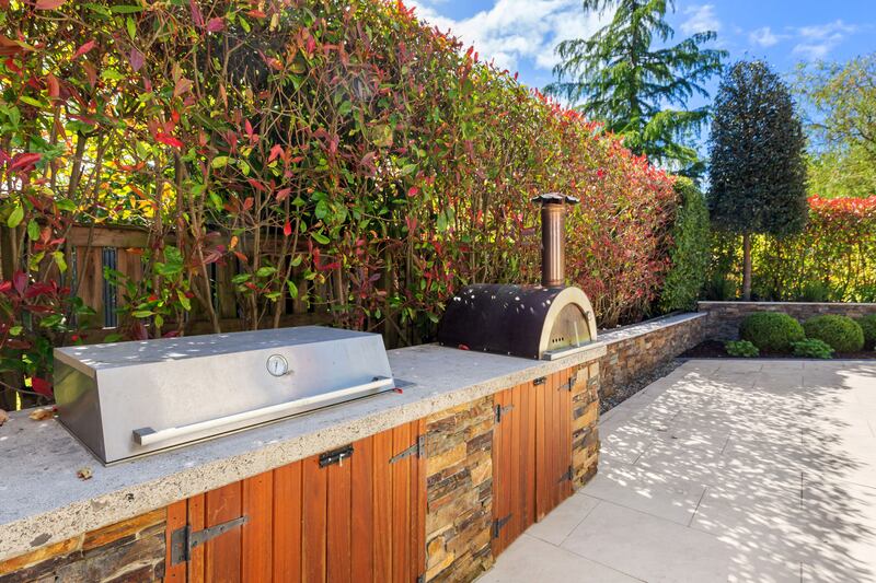 Barbecue and pizza oven