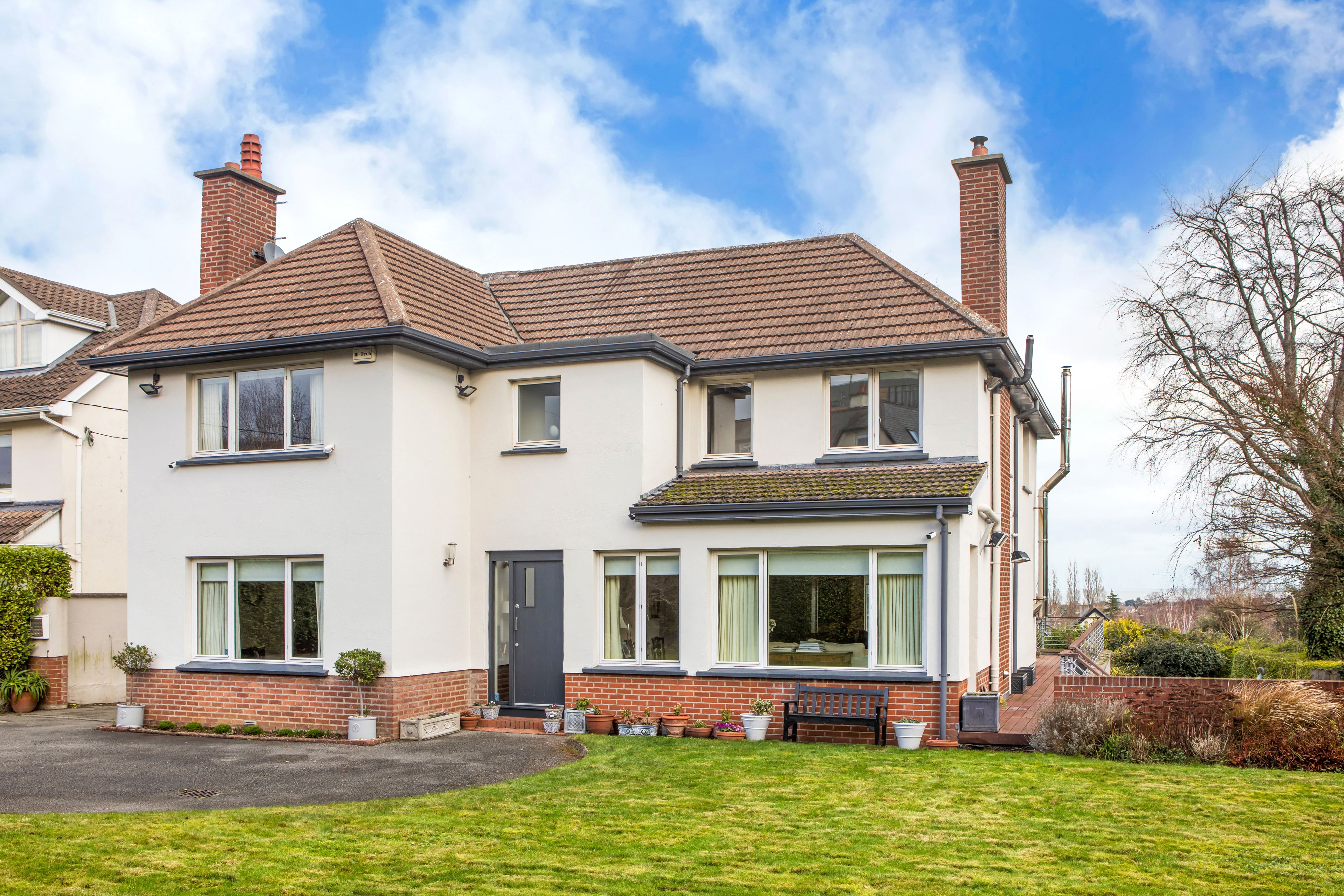 Detached five-bed with spacious garage in Blackrock