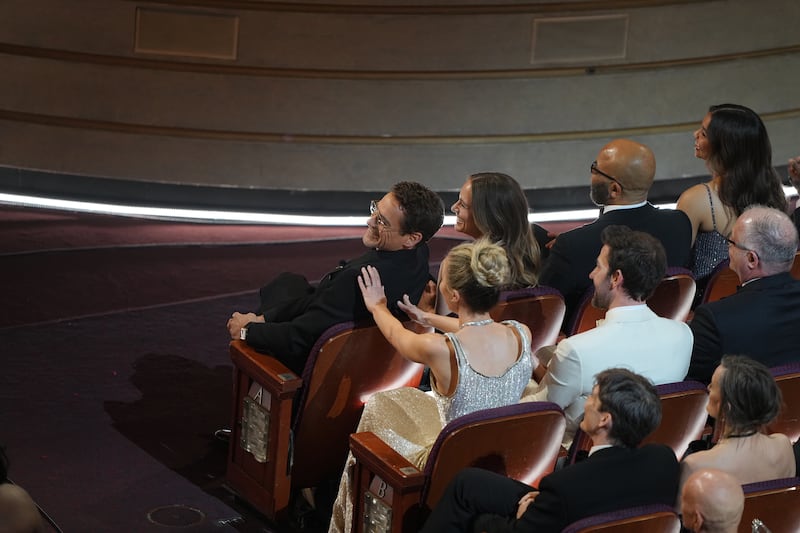  Emily Blunt grabs the shoulder of Robert Downey Jr. during the 96th Academy Awards at the Dolby Theatre in Los Angeles, March 10, 2024. (Amir Hamja/The New York Times) 