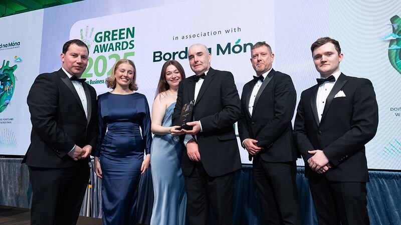 Fergus Elebert, regional director, veolia, awards judging coordinator, presents the green
lifesciences award to the Astellas Kerry team