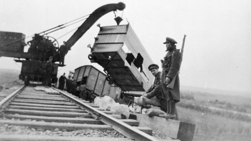 Eanáir 1923: Saighdiúirí de chuid an Arm Náisiúnta i gContae Chiarraí le linn an Cogadh Cathartha. (Photo by Sean Sexton/Getty Images)