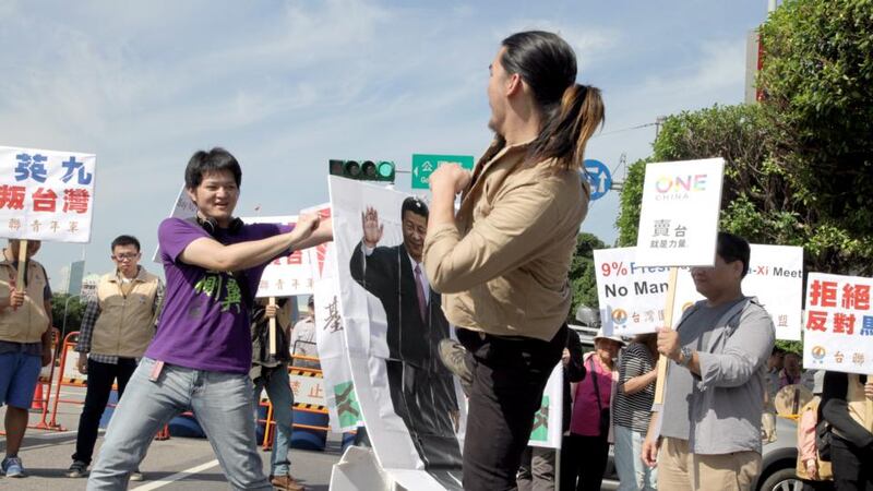 Pro-independence protesters in Taipei, Taiwan  who expressed fears that Ma might sell out Taiwan’s interests at the meeting. Photograph: EPA/David Chang