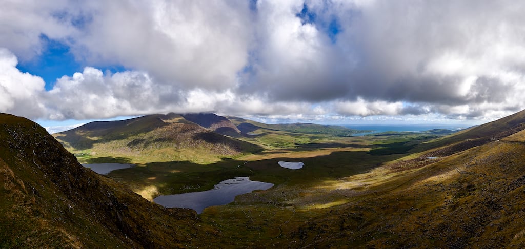 The sites for Páirc Náisiúnta na Mara, Ciarraí include parts of the mainland, islands and seas.