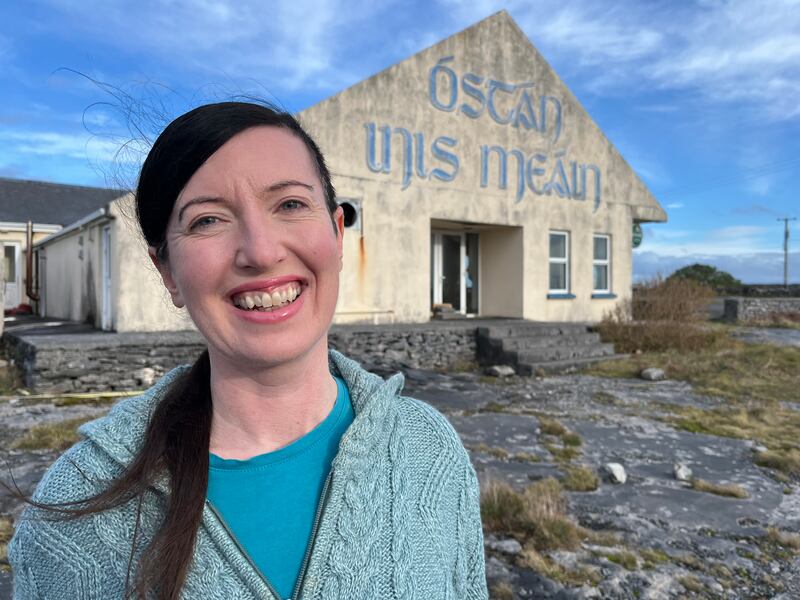 Úna Ní Fhlannagáin, Ostan Inis Meain