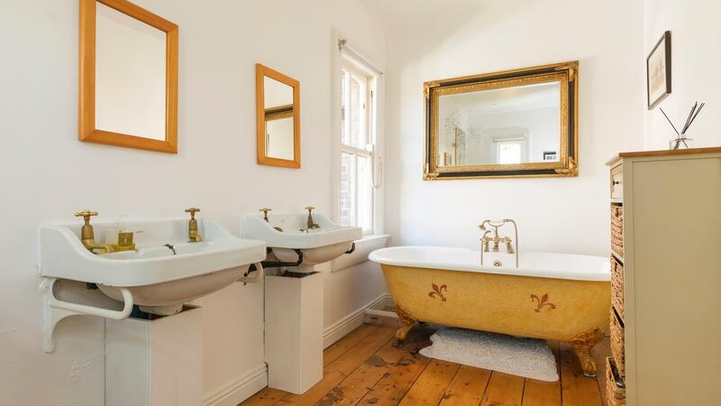 12 Dolphin Avenue: there is only one bathroom in the property