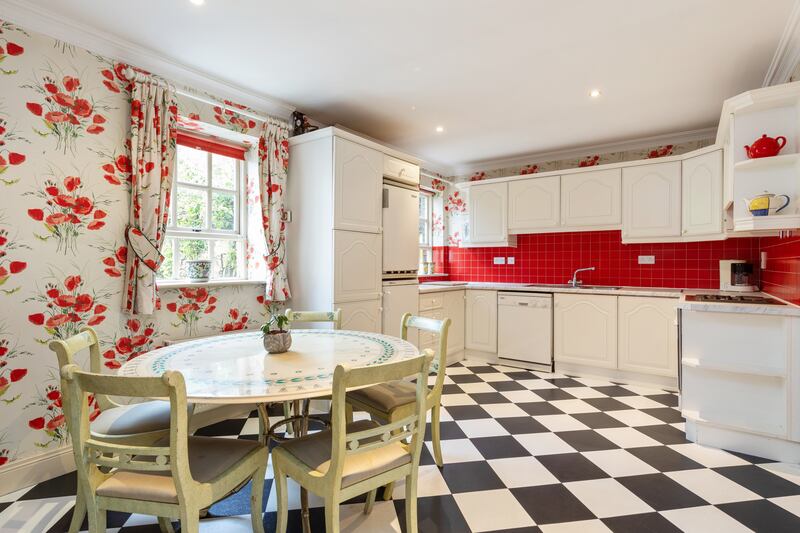 Mews: Kitchen