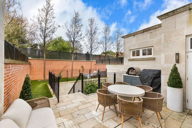 Outdoor dining area off the kitchen
