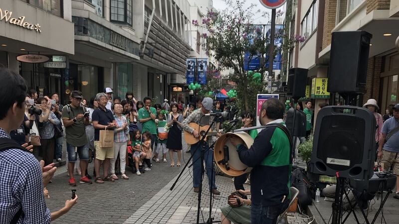 Crowd sings Irish songs in Yohohama last weekend.