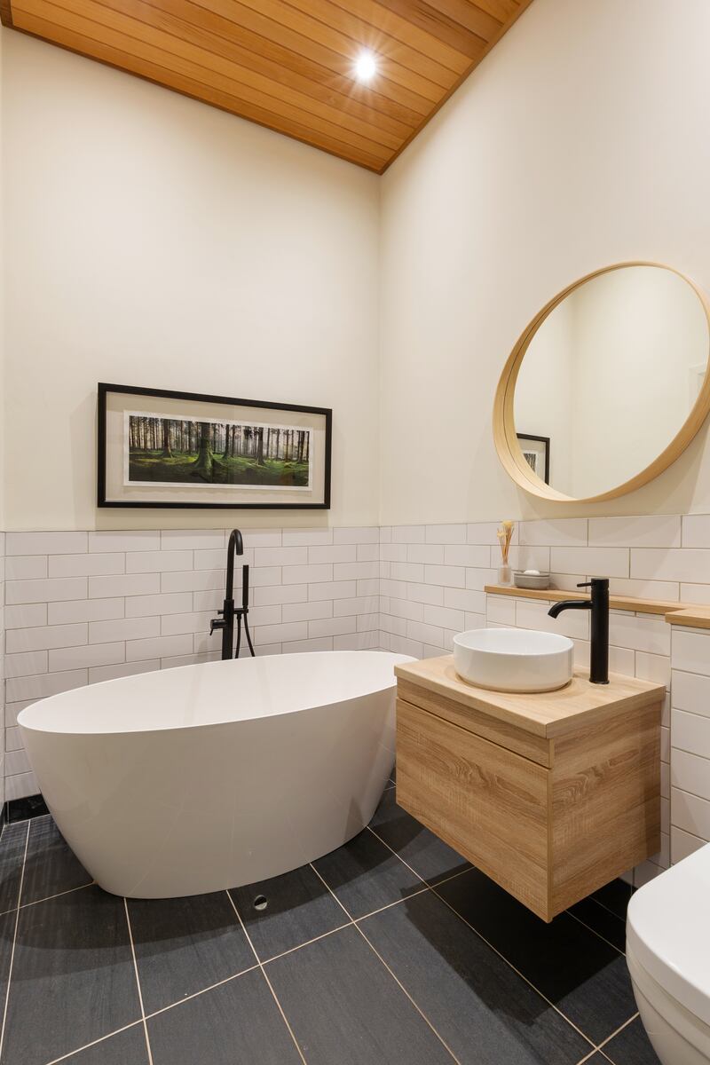 Free-standing bath