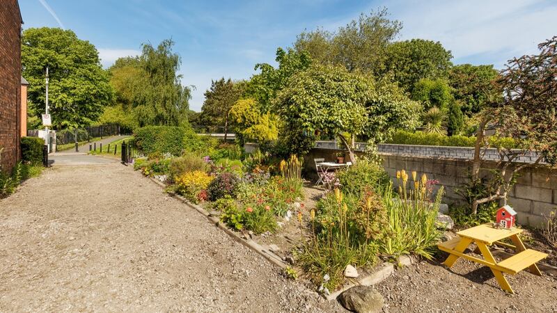 Side garden.