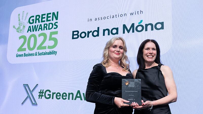 Nichola Cooke, country sales manager, presents the green retailer award to Tracey McDermott, Tesco Ireland.