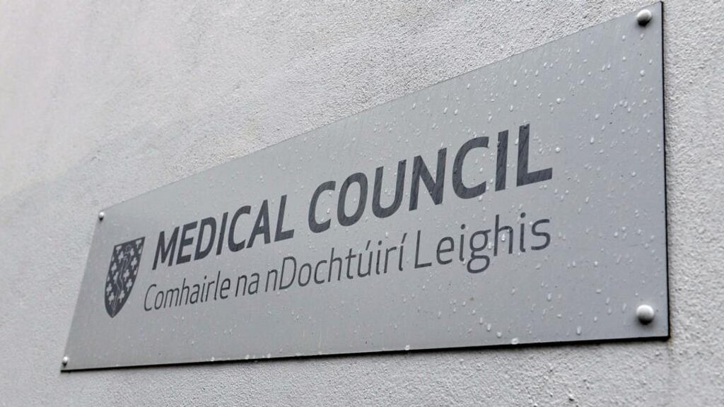 A Medical Council report has found that the proportion of younger graduates of Irish medical schools appears leaving the State is on the rise.
