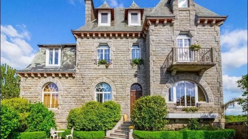 Eight-bedroom house in Callac, Brittany, France
