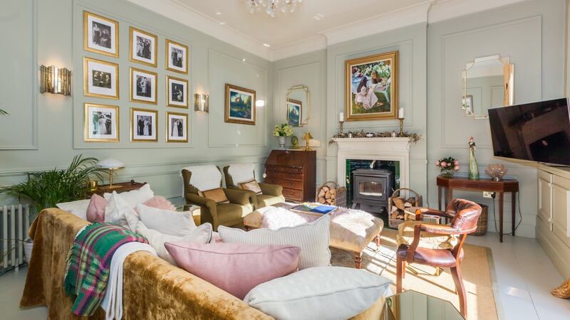 Reception room.