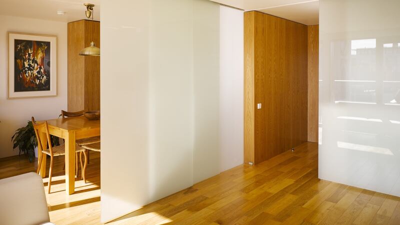 Sliding glass screens give flexibility to the open plan space so that they can still be used as independent rooms. It also allows diffuse light into each room when being used independently.