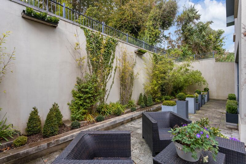 Side Terrace