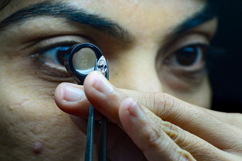 Cette photographie prise le 6 février 2024 montre des employés travaillant chez Greenlab Diamonds, une entreprise fabriquant des pierres précieuses de synthèse à la périphérie de Surat.