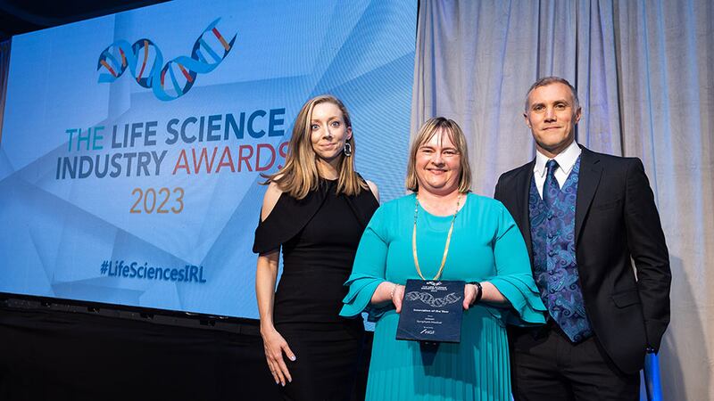 Marie Walsh, partner and patent attorney, HGF, presents the innovation of the year award to Michelle Tierney and Tim Jones, Symphysis Medical. Photograph: Jospeh Carr Photography