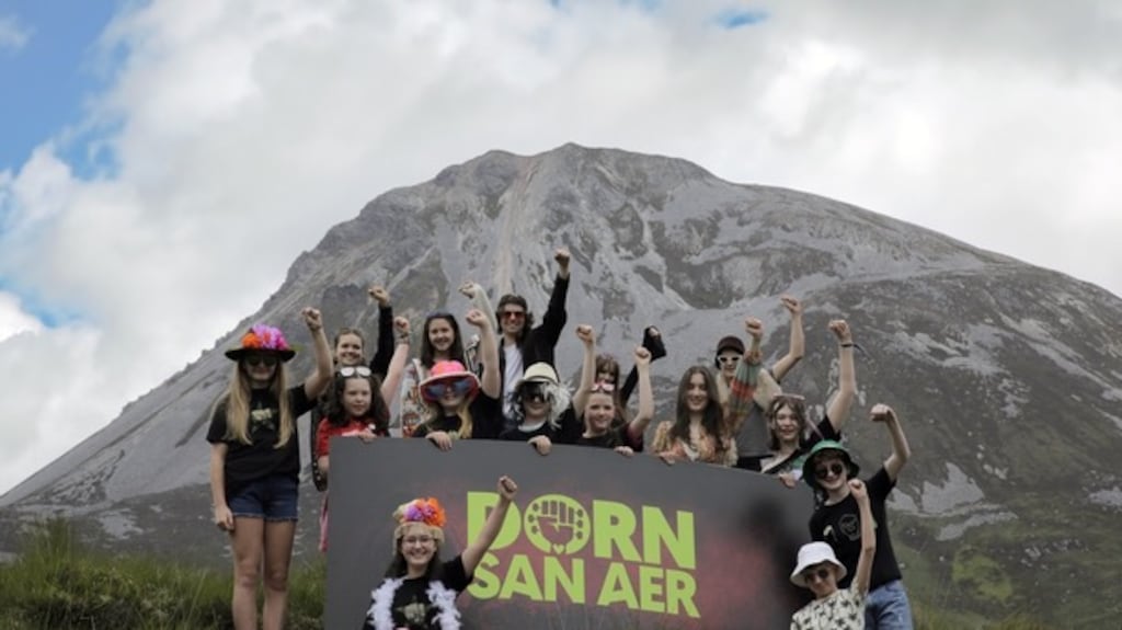 Dorn san Aer: Tá coiste na féile Dorn san Aer agus RTÉ Raidió na Gaeltachta sa tóir ar ghrúpaí agus ar cheoltóirí réabhlóideacha úra