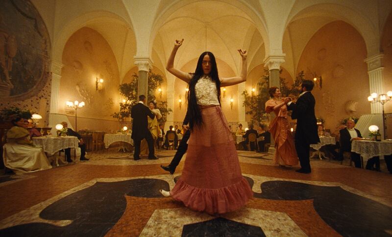 Irish cinematographer Robbie Ryan, brilliantly visualises Bella’s growing, shifting perspective with a dizzy array of lenses and a palette that switches from high-contrast black-and-white to swirling oil-painting hues of ochre, cobalt and plum