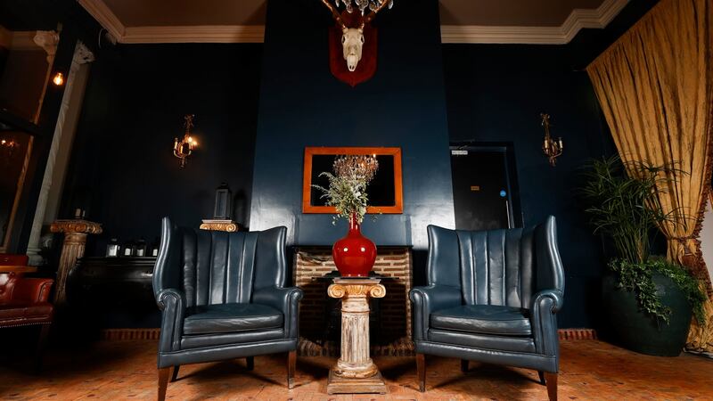 A pair of navy leather armchairs (€600-€800).