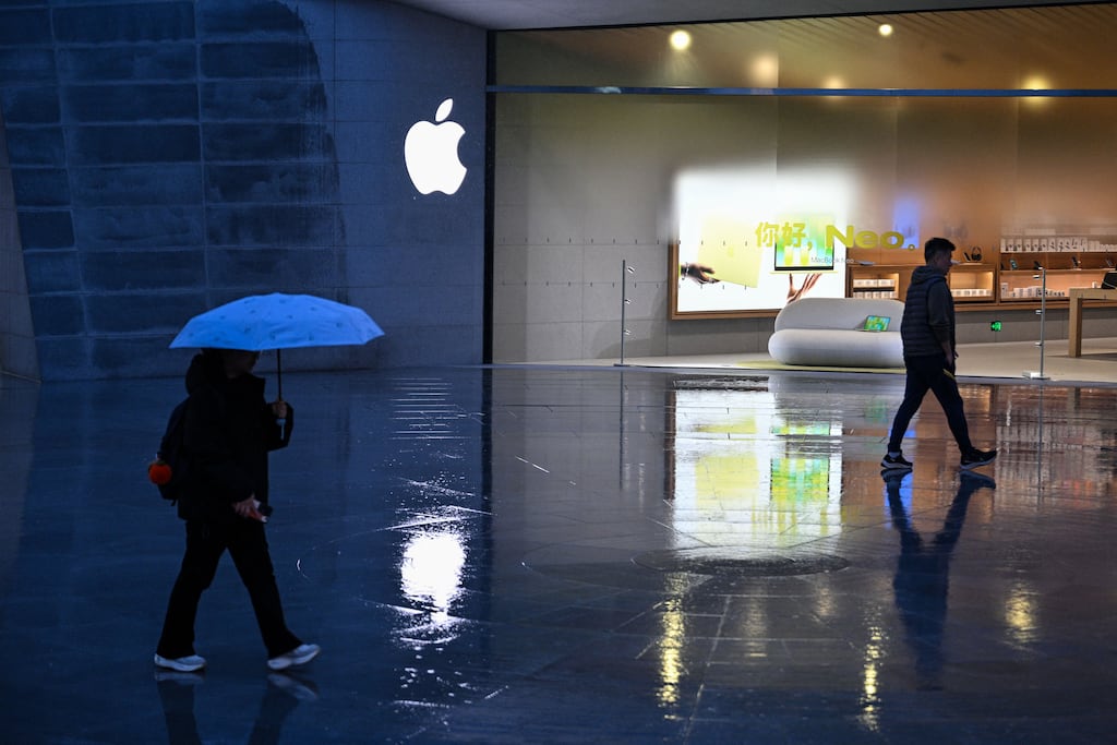People walk past an Apple store in Jing'an district in Shanghai on March 31, 2026. Photo: HECTOR RETAMAL / AFP via Getty Images